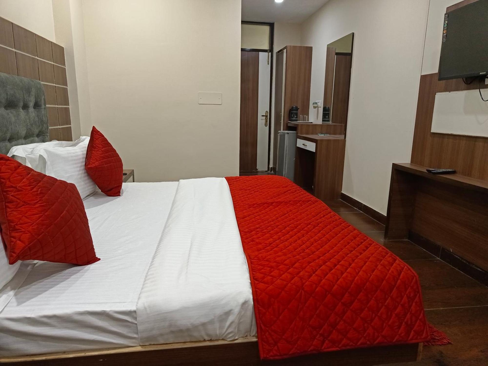 Hotel Batra Home Nizamuddin New Delhi Room photo